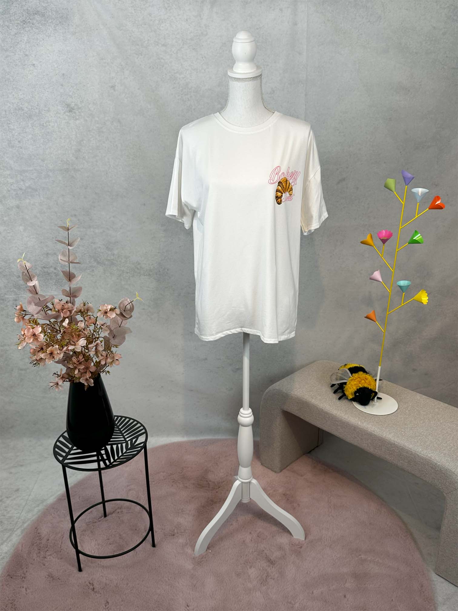 T-Shirt "Croissant mit Schleife"
